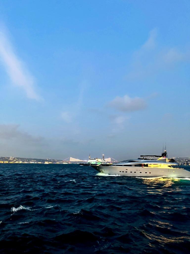 Yate cruzando el Bósforo