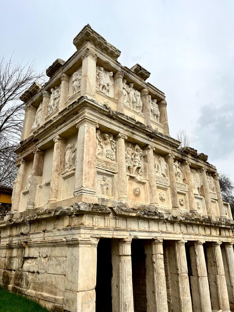 Ruinas de puerta antigua