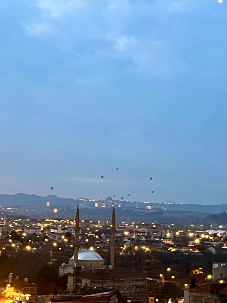 Pueblo y globos a lo lejos