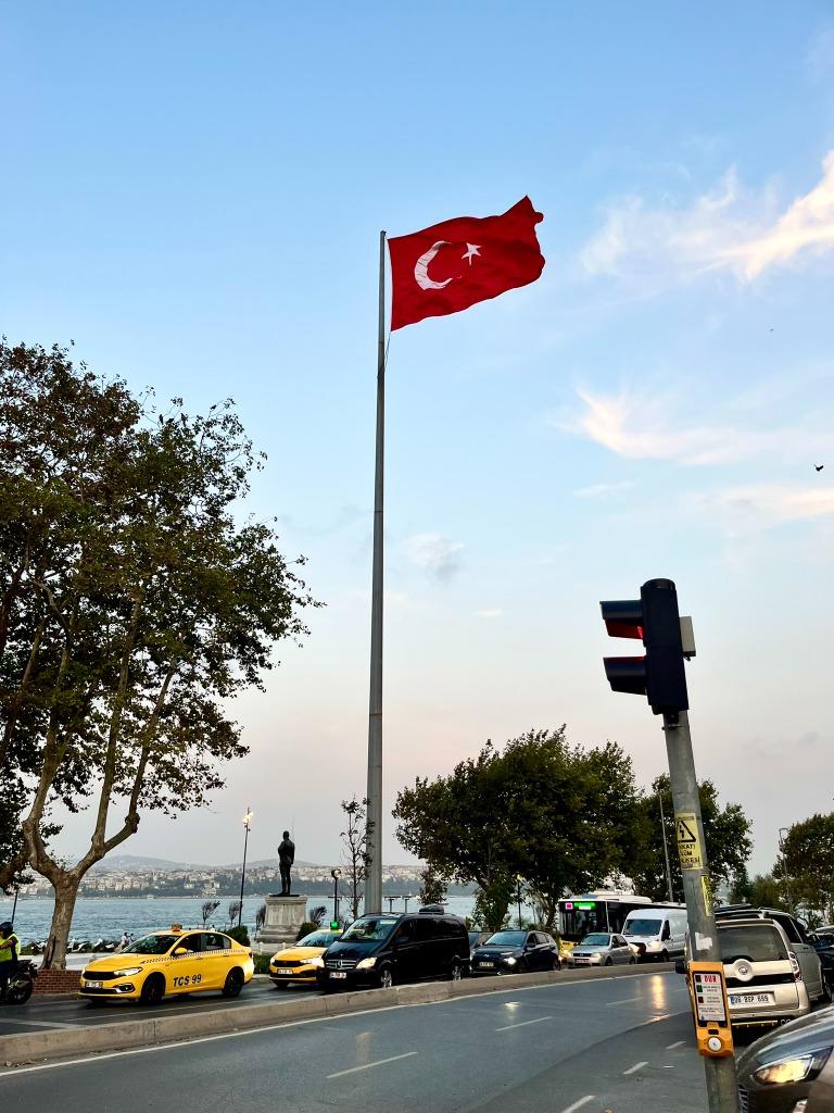 Bandera turca flameando sobre ciudad
